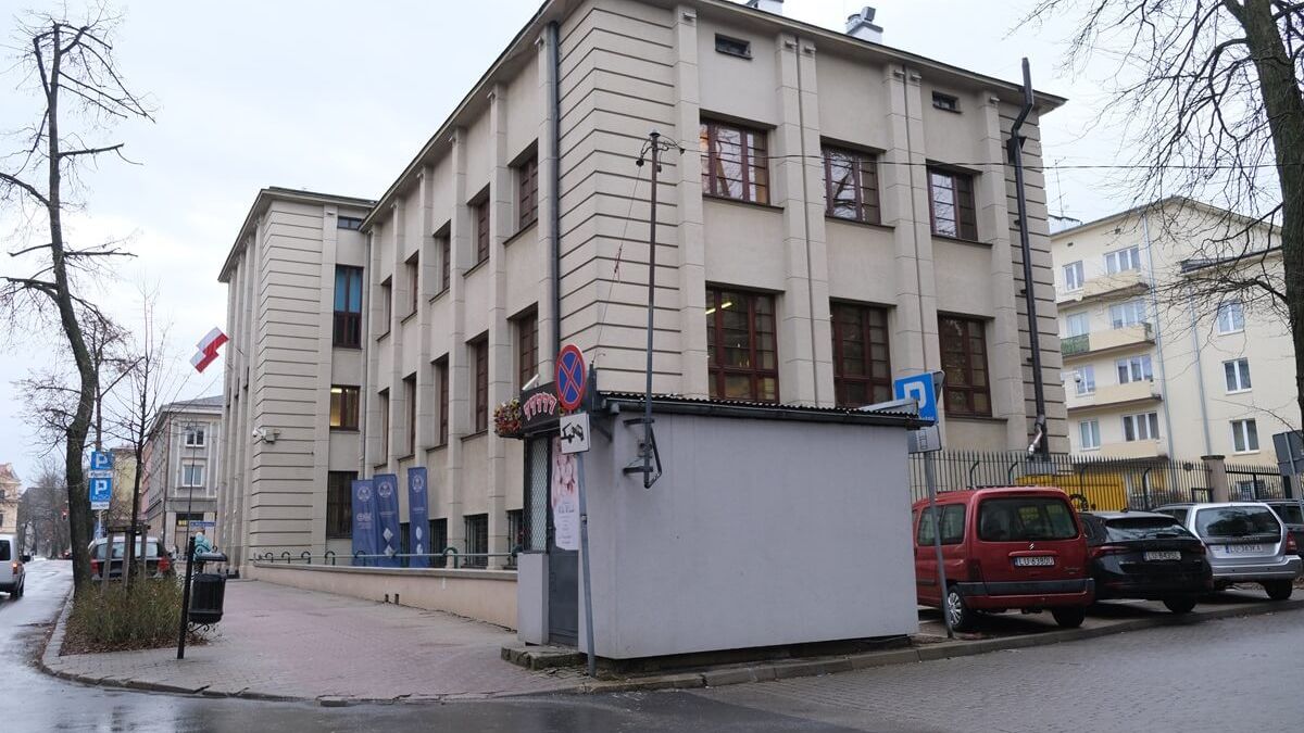 Kiosk obok budynku NBP przy ul. Chopina w Lublinie