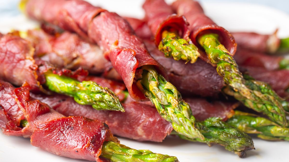 Szparagi owijane boczkiem to świetny wybór na grilla