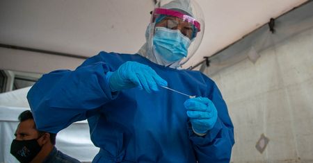 Koronawirus. Europa walczy z epidemią. Nowe obostrzenia, ale też luzowanie
