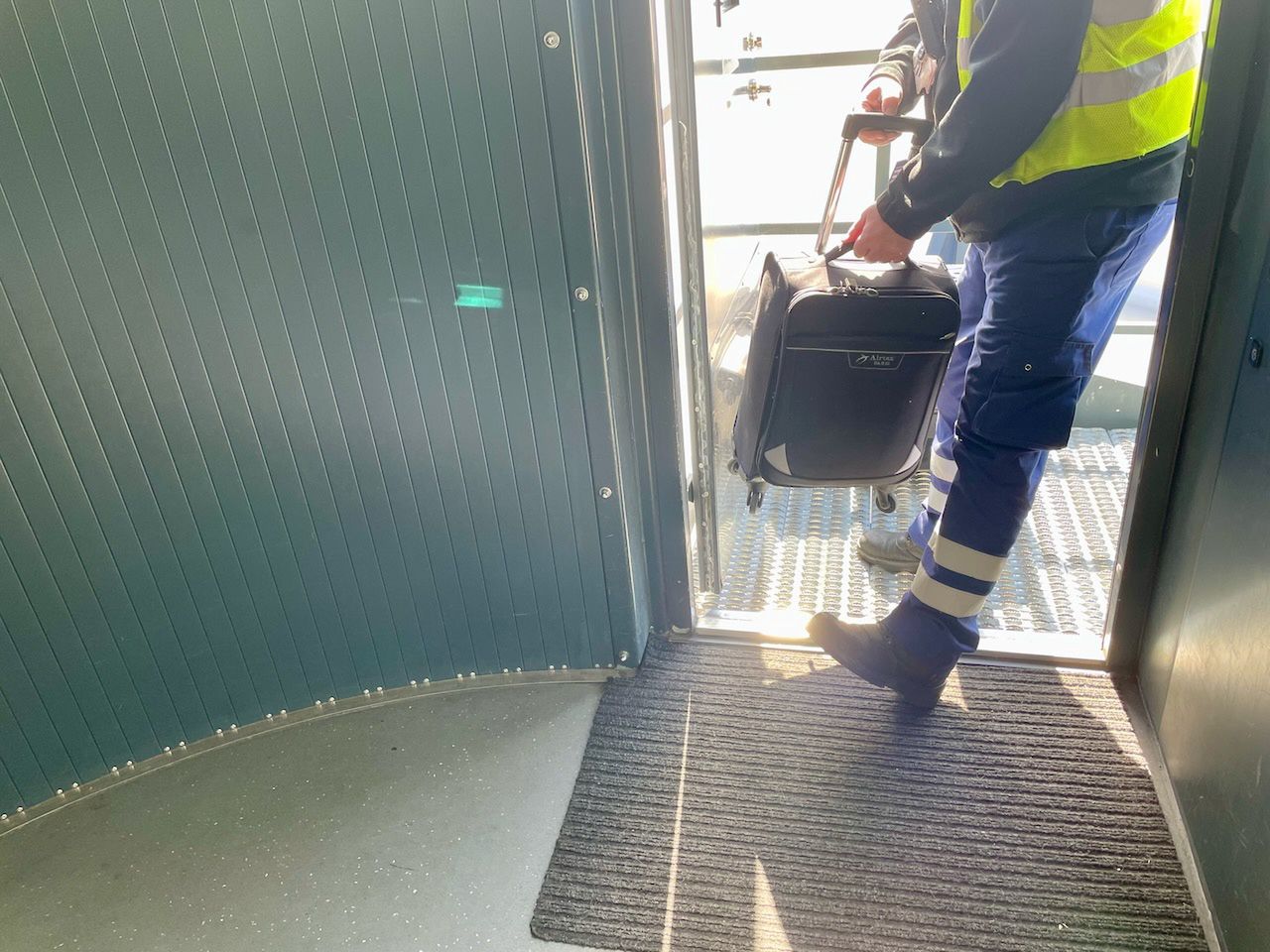 Na lotnisku w Gdańsku do Bombardiera Q400 wchodzi się przez rękaw. To tam zostawia się bagaże "Delivery at aircraft"