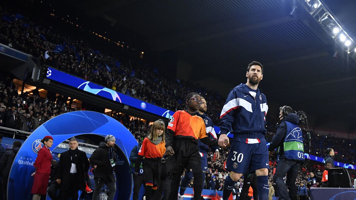 PARIS, FRANCE - FEBRUARY 14: Leo Messi of Paris Saint-Germain enters the pitch before the UEFA Champions League round of 16 leg one match between Paris Saint-Germain and FC Bayern München at Parc des Princes on February 14, 2023 in Paris, France. (Photo by Aurelien Meunier - PSG/PSG via Getty Images)