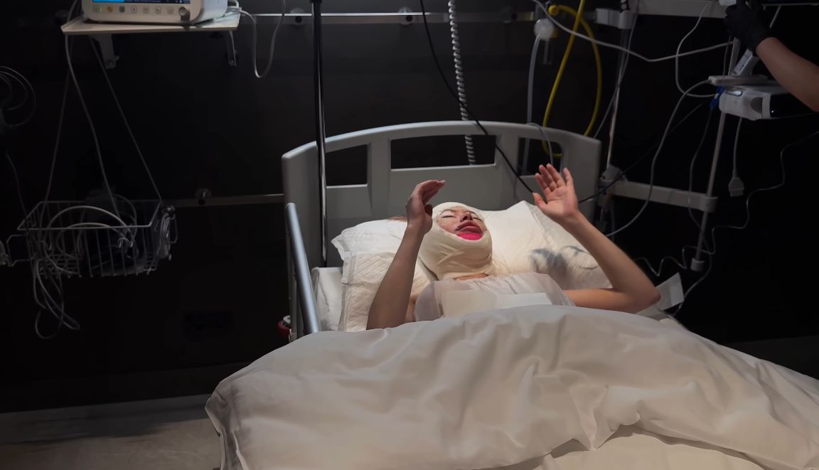 Julia von Stein podczas operacji plastycznej