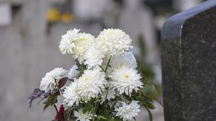 Dodaję do wazonu składnik z kuchni. Kwiaty na grobie są dłużej świeże