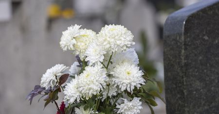 Dodaję do wazonu składnik z kuchni. Kwiaty na grobie są dłużej świeże