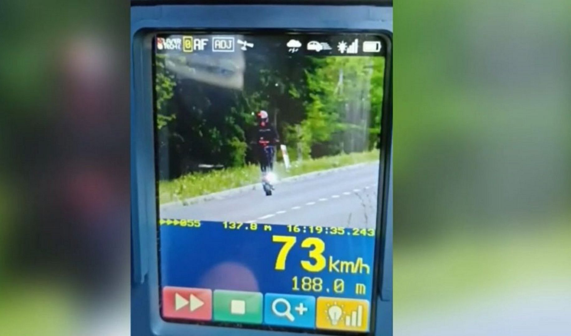 Pędził hulajnogą 73 km/h. Surowy mandat dla 26-latka