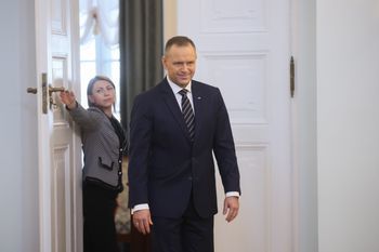 "Za, a nawet przeciw" – prezydencka lekcja dialektyki w sprawie programu SAFE [OPINIA]