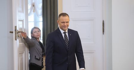 "Za, a nawet przeciw" – prezydencka lekcja dialektyki w sprawie programu SAFE [OPINIA]