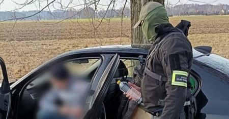 Zaczęło się od rutynowej kontroli. Znaleźli to nie tylko w jego aucie