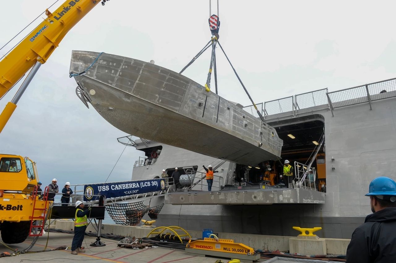 Załadunek bezzałogowca MCM na pokład USS Canberra (LCS 30)