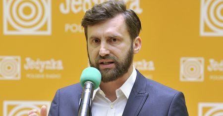 Zwolniono go za polski hymn. Kamil Dąbrowa wygrał z Polskim Radiem
