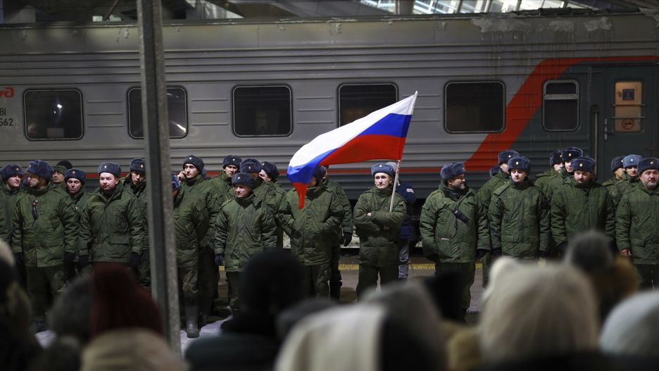 Po?egnanie zmobilizowanych Rosjan na stacji w Tiumeniu
Soldiers who were recently mobilized by Russia for the military operation in Ukraine stand at a ceremony before boarding a train at a railway station in Tyumen, Russia, Friday, Dec. 2, 2022. Russian President Vladimir Putin's order to mobilize reservists for the conflict prompted large numbers of Russians to leave the country. (AP Photo)