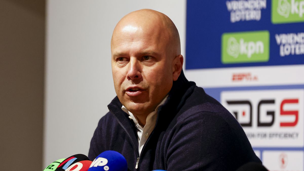 DEVENTER, NETHERLANDS - APRIL 25: head coach Arne Slot of Feyenoord looks on after the Dutch Eredivisie match between Go Ahead Eagles and Feyenoord at De Adelaarshorst on April 25, 2024 in Deventer, Netherlands. (Photo by Marcel ter Bals/DeFodi Images via Getty Images)