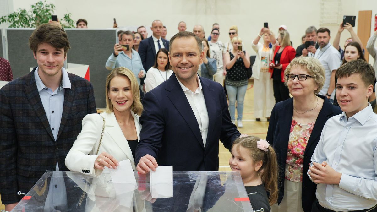 Karol Nawrocki podczas głosowania w drugiej turze wyborów