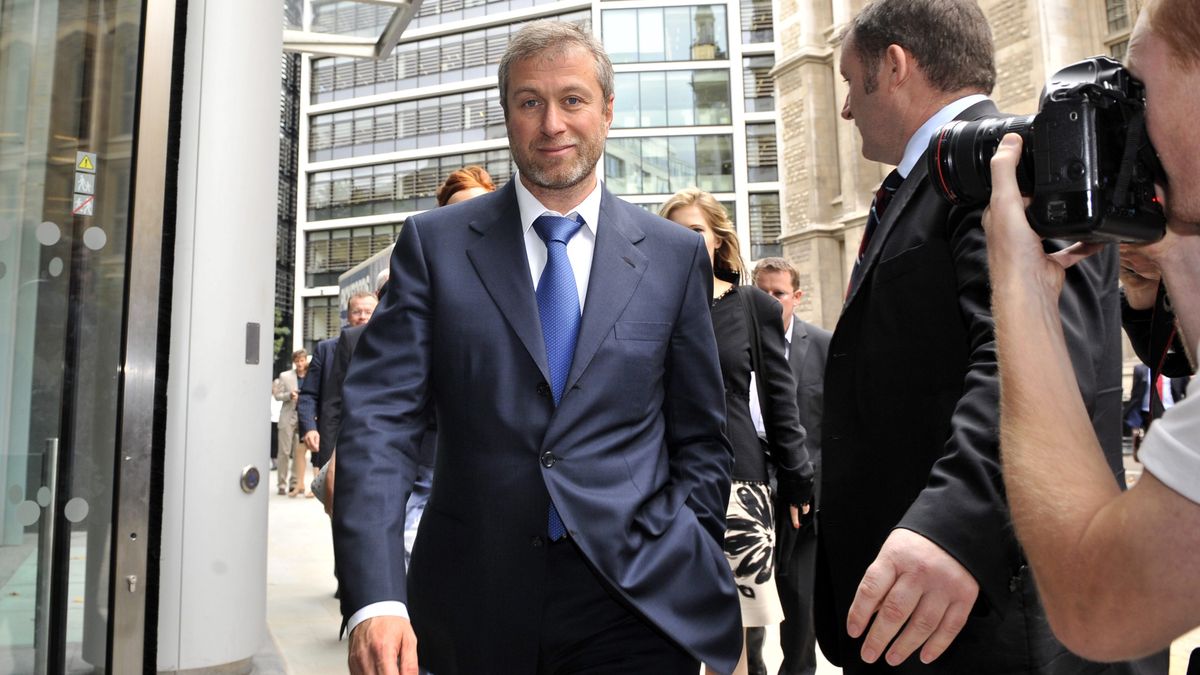 Russian Oligarchs London High Court Trial
epa02950237 Roman Abramovich arrives at the High Court in London, Britain, 04 October 2011. Abramovich was in court on the second day of a trial that began in London, 03 October, pitting one of Russia's most famous businessmen, Boris Berezovsky' against Russian English Premier League Chelsea soccer club owner Roman Abramovich. Reports state that Boris Berezovsky made alleged claims about the Chelsea soccer club owner with regards to Russian oil firm Sibneft. He alleges breach of trust and breach of contract and is claiming more than 3.7 billion euros in damages.  EPA/ANDY RAIN
Dostawca: PAP/EPA.
ANDY RAIN