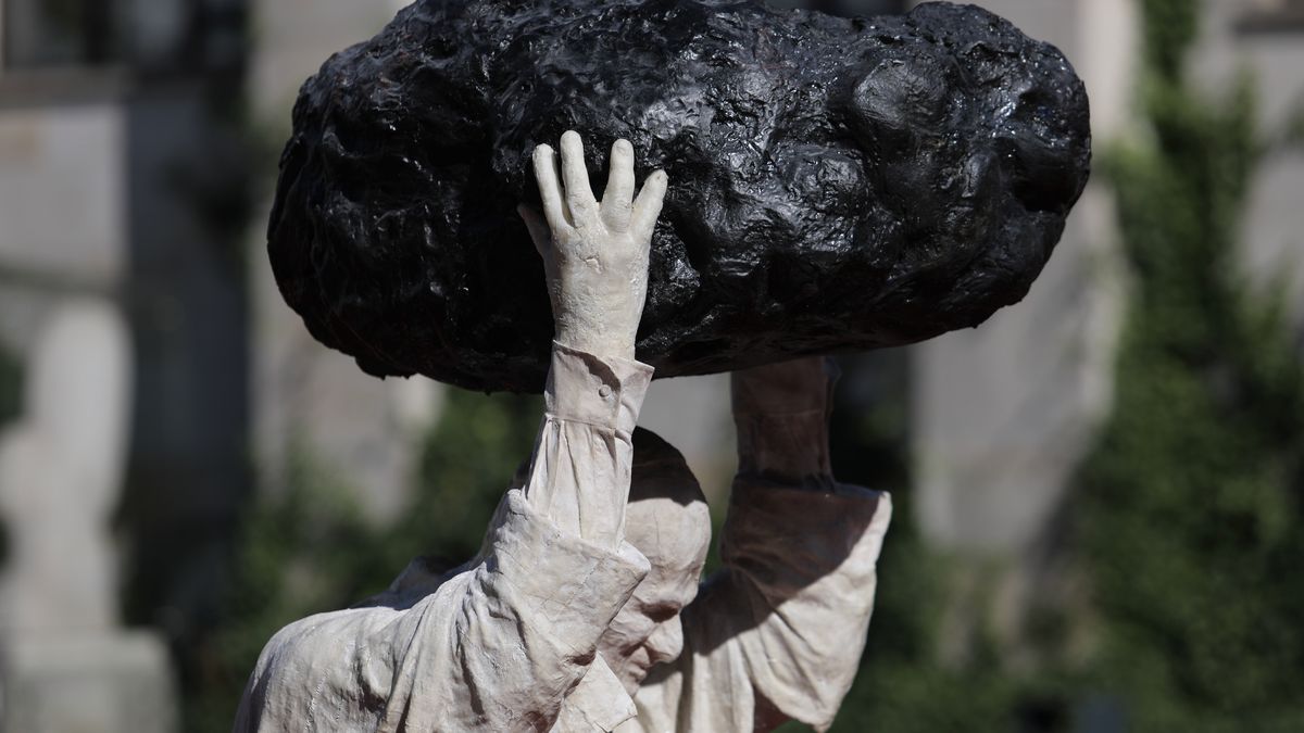 Zdjęcie dnia. Jan Paweł II z meteorytem przed Muzeum Narodowym 1