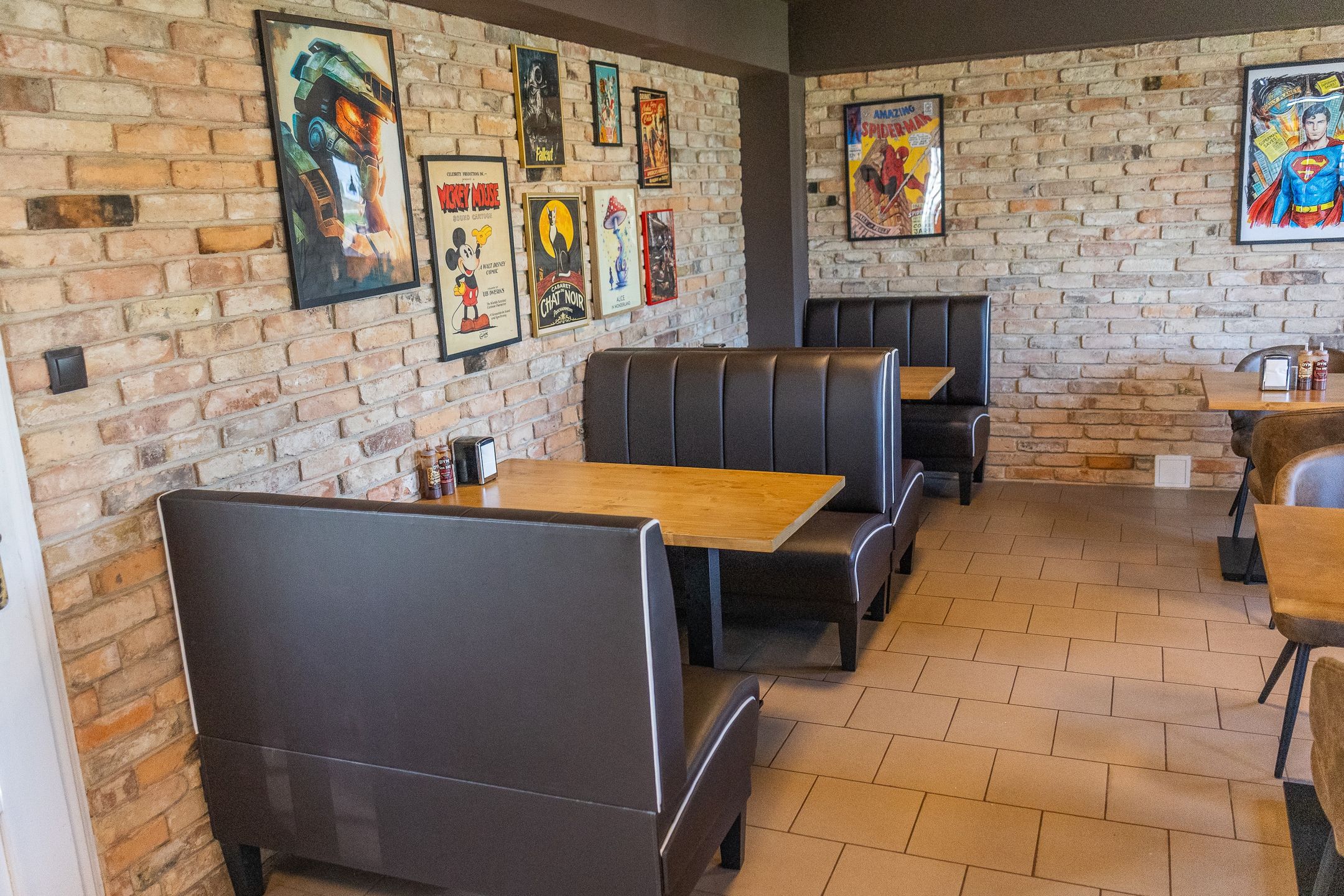 BBQ Bar DYM działa przy drodze krajowej nr 80 w Czarnowie.