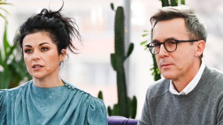 Pozują na tle choinki