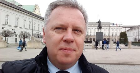 Podsłuchiwał urzędniczkę elektroniczną nianią. Już dostał nową fuchę