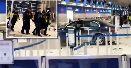 Szok na lotnisku w Detroit. Auto wbiło się w terminal