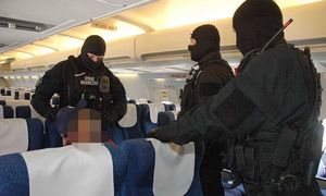 Przymusowe lądowanie w Krakowie. Świadkowie mówią, co robiła 45-latka