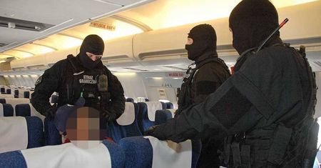 Przymusowe lądowanie w Krakowie. Świadkowie mówią, co robiła 45-latka
