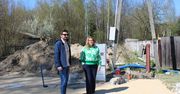 Trwają prace przy Orliku w Smykowie i budowie kanalizacji w Przyłogach