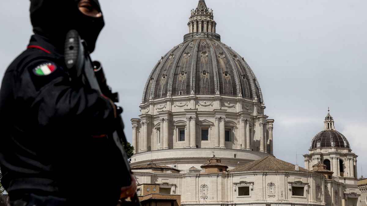 Security measures in Rome ahead of Pope Francis' funeral
epaselect epa12049600 An Italian Carabinieri sniper on guard duty near the Vatican City in the context of the anti-terrorist security plan for Pope Francis' funeral, in Rome, Italy, 23 April 2025. Faithfull and well-wishers will be able pay their respects to the spiritual leader, who died on 21 April 2025, aged 88, until his funeral on 26 April in the plaza in front of the basilica.  EPA/GIUSEPPE LAMI 
Dostawca: PAP/EPA.
GIUSEPPE LAMI
epaselect