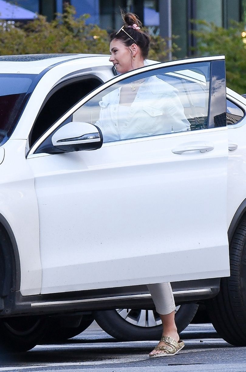 Klaudia Halejcio stroi mini, pakując obraz do bagażnika