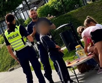Dzieci sprzedają lemoniadę przy drodze. Sanepid wydał decyzję