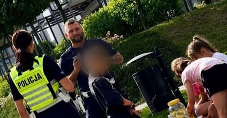 Dzieci sprzedają lemoniadę przy drodze. Sanepid wydał decyzję