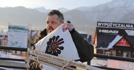 Obostrzenia. Przynieśli prezydentowi "ciupagi hańby". Protest w Zakopanem