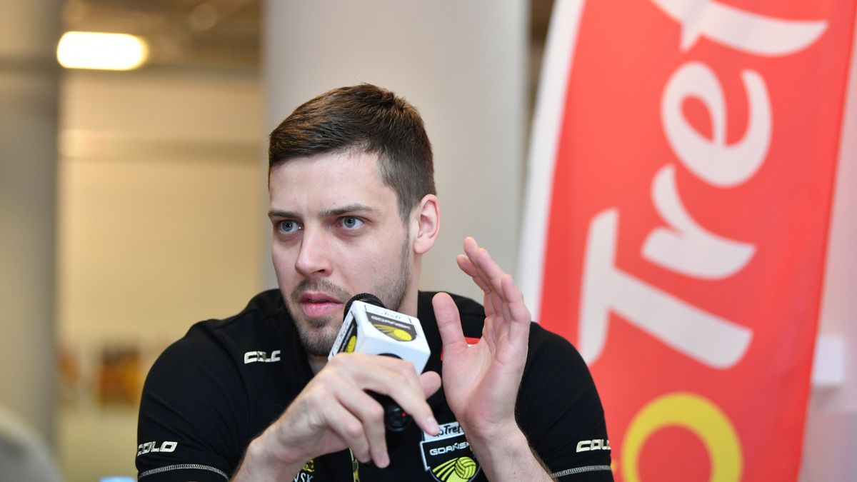  Gdańsk, 15.03.2022. Dmytro Paszycki podczas konferencji prasowej w Gdańsku, 15 bm. Ukraiński siatkarz Dmytro Paszycki, który grał w Zenicie St. Petersburg, po ataku Rosji na Ukrainę zerwał kontrakt i przyjechał grać w zespole Trefla Gdańsk. (gj) PAP/Adam Warżawa