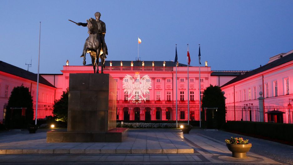 Pałac Prezydencki. Specjalna iluminacja na elewacji Pałacu Prezydenckiego z okazji Święta Wojska Polskiego (rok 2013)