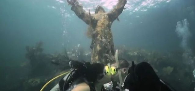 Podwodny ślub pod posągiem Jezusa