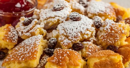 Zamiast jeść w całości, dzielę na kawałki. Ten omlet to uczta dla podniebienia