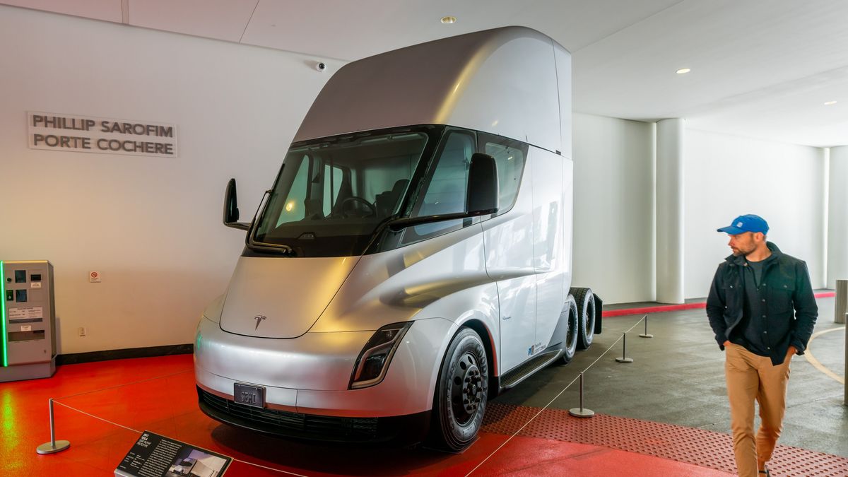Los Angeles Exteriors And Landmarks - 2023
LOS ANGELES, CA - JANUARY 24: General Views of a fully electric prototype Tesla Semi truck outside the Petersen Automotive Museum on January 24, 2023 in Los Angeles, California.  (Photo by AaronP/Bauer-Griffin/GC Images)
AaronP/Bauer-Griffin
tesla, tesla truck, semi, electric semi truck, miracle mile, landmark, 230124b7
