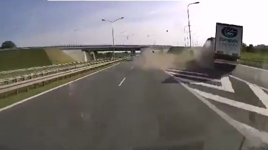 Kierowca ciężarówki próbował w ostatniej chwili zjechać z trasy