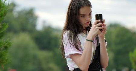 Koniec z noszeniem telefonów do szkoły? Minister edukacji apeluje