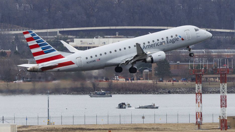 Recovery operation continues after passenger jet collided with military helicopter in Washington, DC
epa11870961 An airplane takes off near the crash site of American Eagle Flight 5342 at Ronald Reagan Washington National Airport in Arlington, Virginia, USA, 02 February 2025. Flight 5342, carrying 60 passengers and four crew members, collided with and a US Army Black Hawk helicopter, which had three US service members on board, over the Potomac River on 29 January. At least 28 bodies have been recovered from the wreckage as search efforts continue. The National Transportation Safety Board has recovered the black boxes and is investigating the cause of the crash.  EPA/SHAWN THEW 
Dostawca: PAP/EPA.
SHAWN THEW
Ronald Reagan, Airport, Black Hawk helicopter, Passengers, Potomac River, Bodies