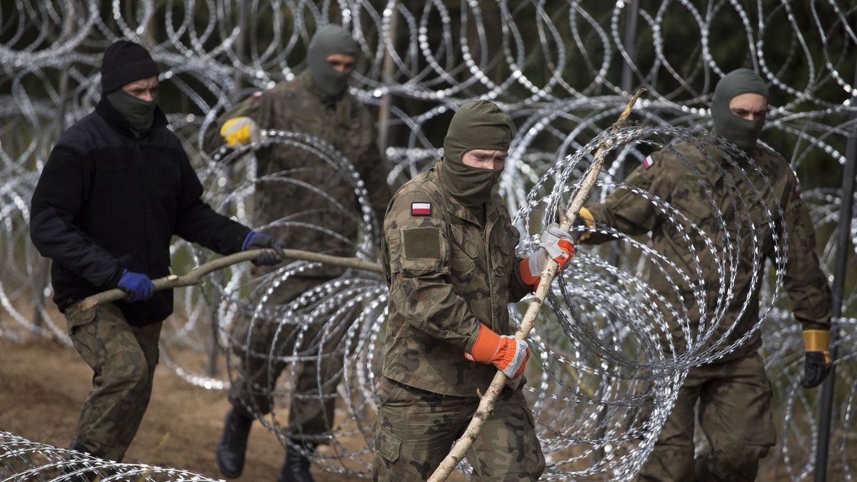 Żołnierze ustawiają płot na granicy z Białorusią w pobliżu miejscowości Krynki 
