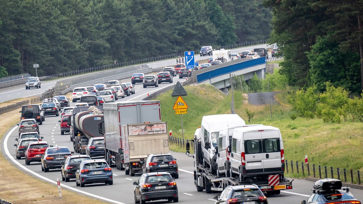 Nowa Wieś, 08.06.2023. Wzmożony ruch przed bramkami wjazdowymi na płatny odcinek autostrady A1 w kierunku Gdańska, 8 bm. w Nowej Wsi koło Torunia. Korki w Nowej Wsi powstają wskutek dużego natężenia ruchu na A1 w okresie wzmożonych wyjazdów turystycznych oraz konieczności zatrzymania się w punkcie poboru opłat. Tworzą się zwłaszcza w wakacje i w czasie długich weekendów. (mr) PAP/Tytus Żmijewski ***Zdjęcie do depeszy PAP pt. Kujawsko-Pomorskie/ Czterokilometrowy zator przed bramkami na A1 w Nowej Wsi k. Torunia w kierunku Gdańska***