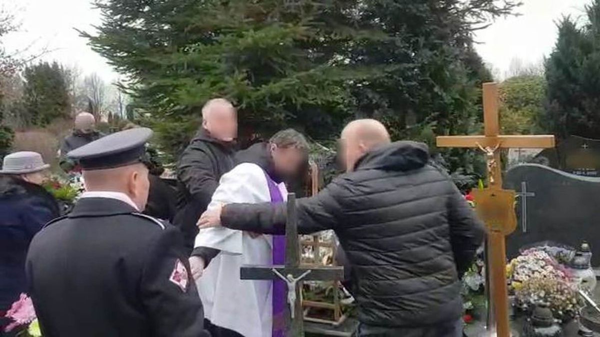 Pijany ksiądz przewrócił się na pogrzebie