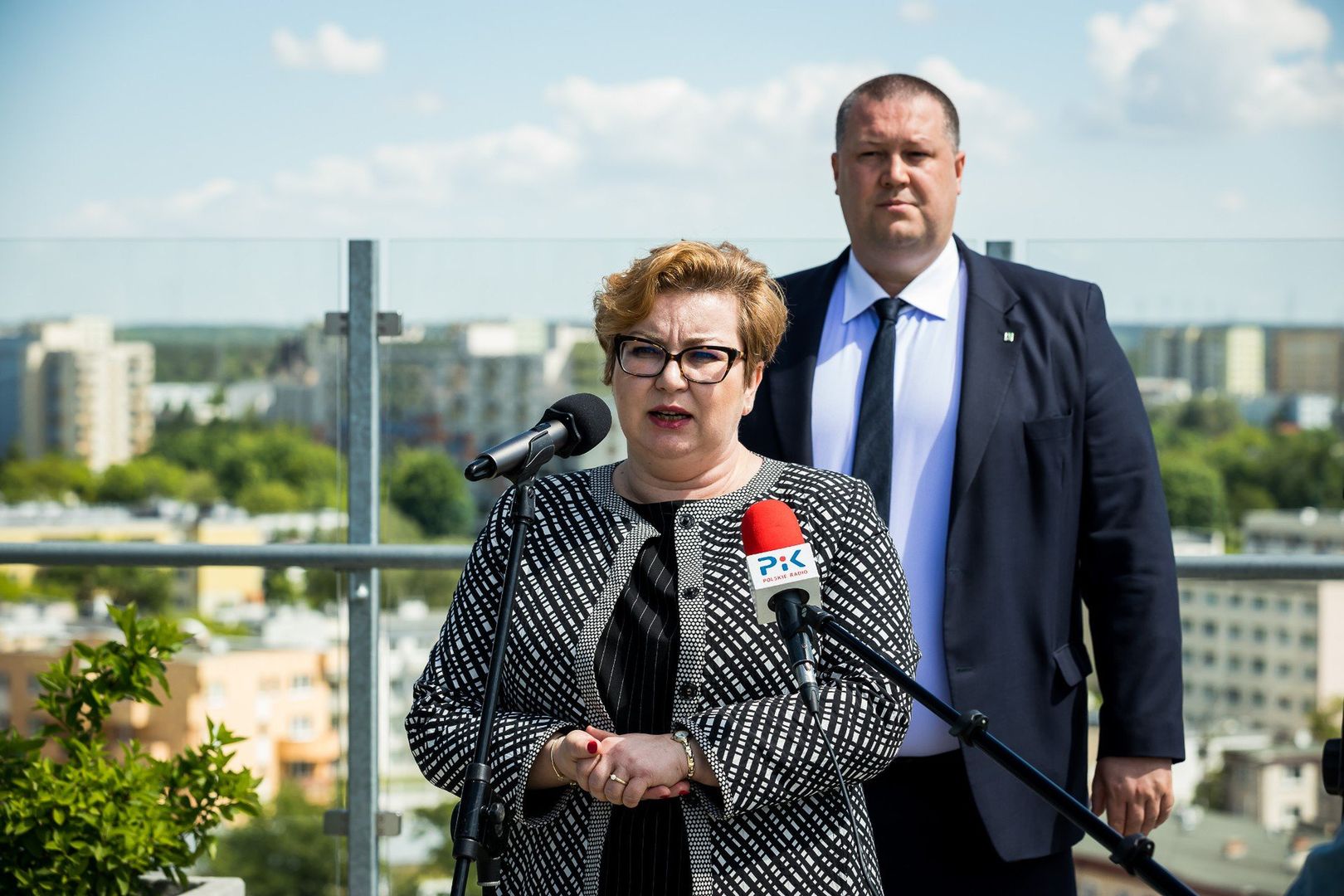 Edyta WiwatowskaPrezes Bydgoskiej Agencji Rozwoju Regionalnego zaoszczędziła ponad 63 tys. zł, 10 tys. euro i 5 tys. dolarów. Posiada (małżeńska wspólnota majątkowa) dom o powierzchni 192,6 mkw. na działce 939 mkw. o wartości 650 tys. zł oraz trzy mieszkania – 36 mkw., nieco ponad 35 mkw. i 47 mkw. - łączna wartość to 890 tys. zł.Jej dochody za 2024 r. to blisko 168 tys. zł uzyskane w BARR, ponad 108 tys. zł z tytułu bycia prezesem Bydgoskiego Parku Przemysłowo-Technologicznego (od 1 lipca 2024 r.) oraz blisko 15 tys. zł uzyskane jako członek zarządu ProNatury (od marca do czerwca 2024 r.). Dodatkowo za wykład na umowie zlecenie zarobiła niespełna 1,4 tys. zł i z tytułu najmu – 56 tys. zł. Oprócz hyundaia ix25 z 2010 roku w składnikach mienia ruchomego wymienia metale lokacyjne o wartości o. 283 tys. zł. Spłaca kredyt hipoteczny – pozostało 68,6 tys. zł.