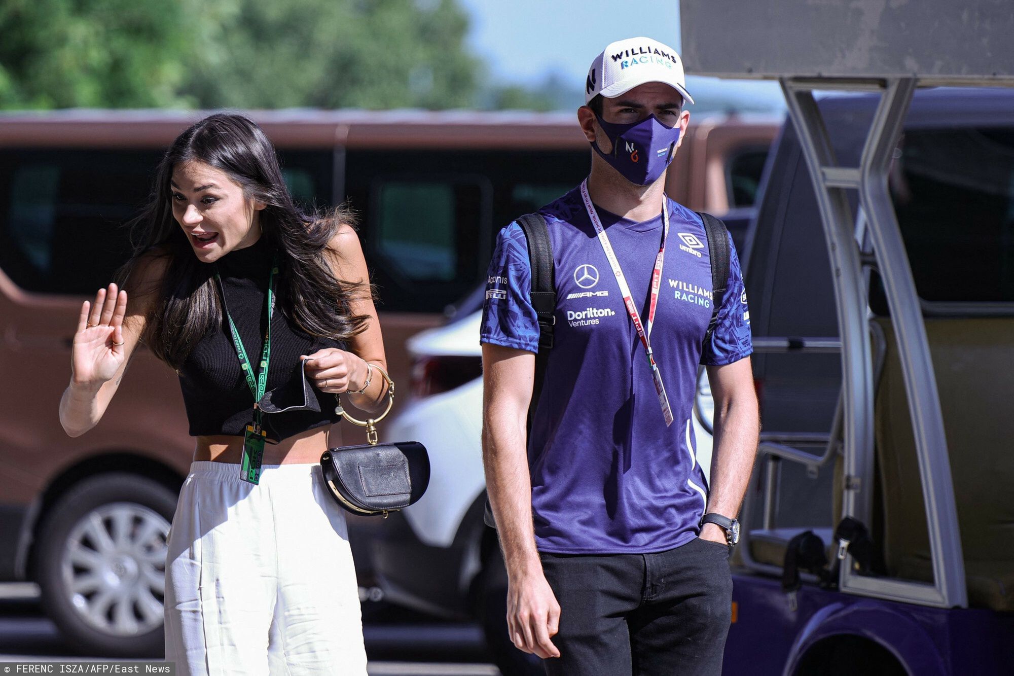 Sandra Dziwiszek na GP W?gier
Williams' Canadian driver Nicholas Latifi and partner Sandra Dziwiszek arrive ahead of the first practice session at the Hungaroring race track in Mogyorod near Budapest on July 30, 2021, ahead of the Formula One  Hungarian Grand Prix. (Photo by FERENC ISZA / AFP)
FERENC ISZA