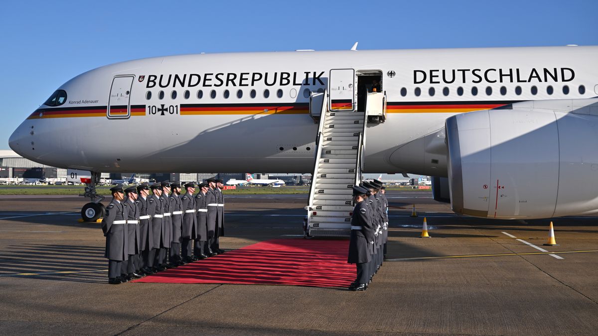 Niemiecki samolot rządowy na lotnisku w Londynie