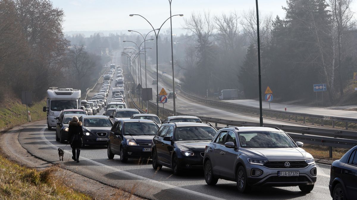 Nowy Targ, 01.01.2023. Wzmożony ruch samochodowy na Zakopiance na wysokości Nowego Targu, 1 bm. Uczestnicy zabawy sylwestrowej w Zakopanem ruszyli w drogę powrotną do domu. (mr) PAP/Grzegorz Momot