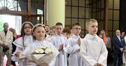 Uroczystość Pierwszej Komunii w Lesznie. Ceremonia w kościele św. Antoniego w Lesznie