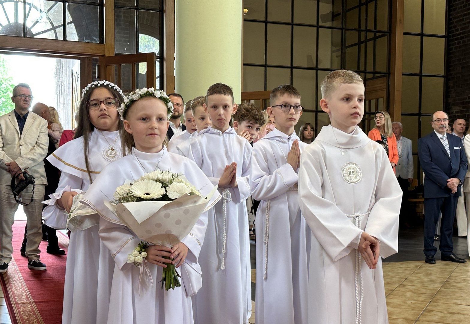 Uroczystość Pierwszej Komunii w Lesznie. Ceremonia w kościele św. Antoniego w Lesznie