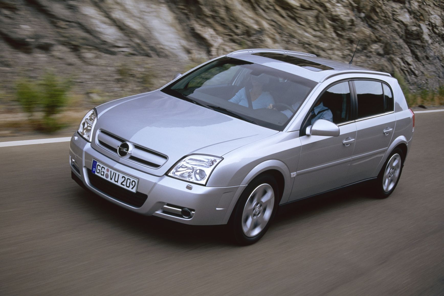 Opel Signum był pierwszym samochodem wyposażonym w fotel z certyfikatem AGR, a dzięki bliźniaczej konstrukcji, taki fotel trafił również do Vectry C.