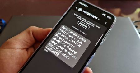 SMS z numeru 725715893. Najlepiej od razu wpisz go na czarną listę